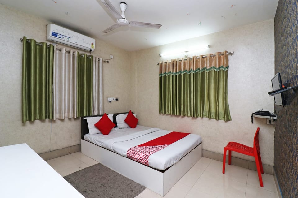 Standard Double Room | Laptop workspace, bed sheets