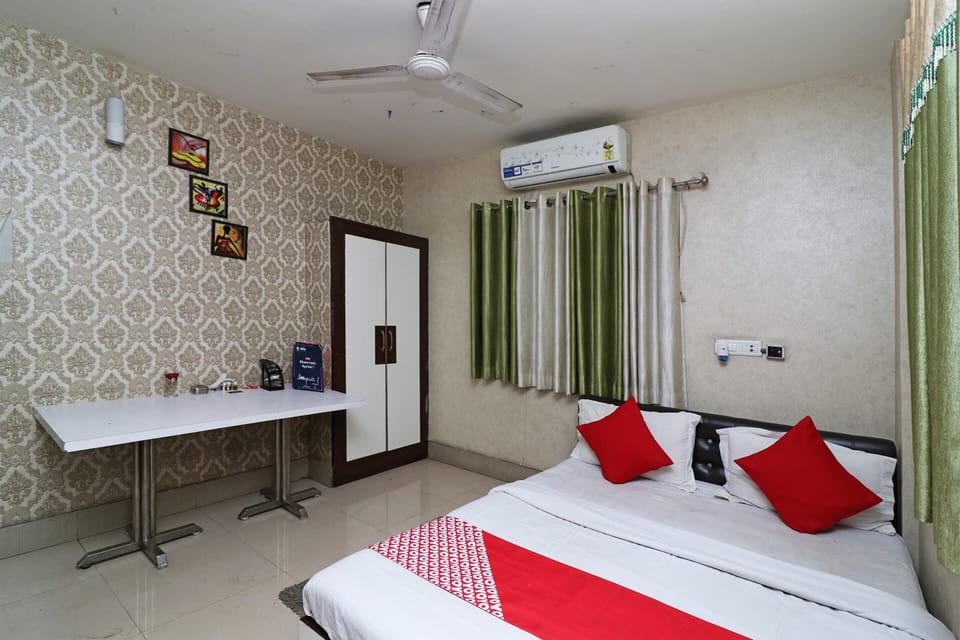 Standard Double Room | Laptop workspace, bed sheets