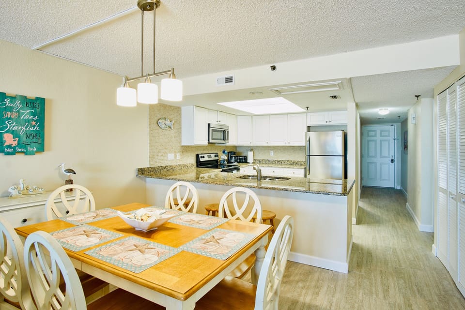 Brand new remodeled kitchen and dining room 