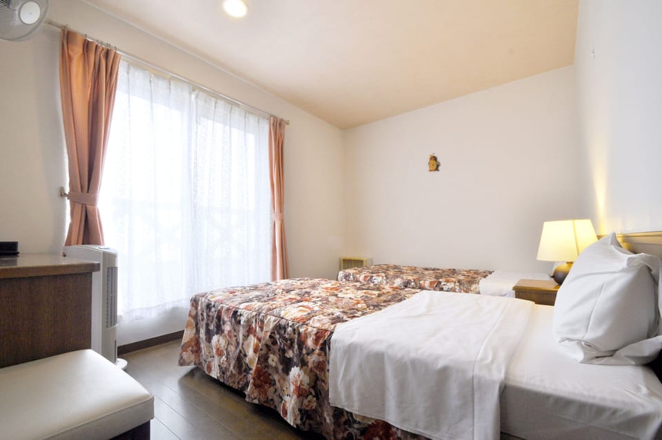 Standard Twin Room, Private Bathroom, Sea View | WiFi (free)