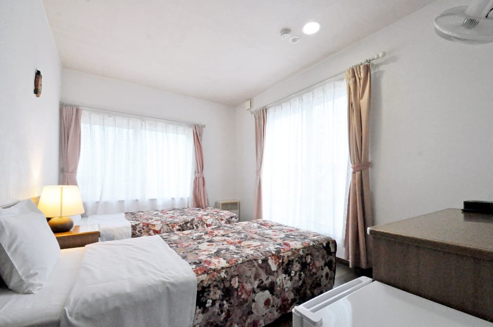 Standard Twin Room, Private Bathroom, Sea View | WiFi (free)
