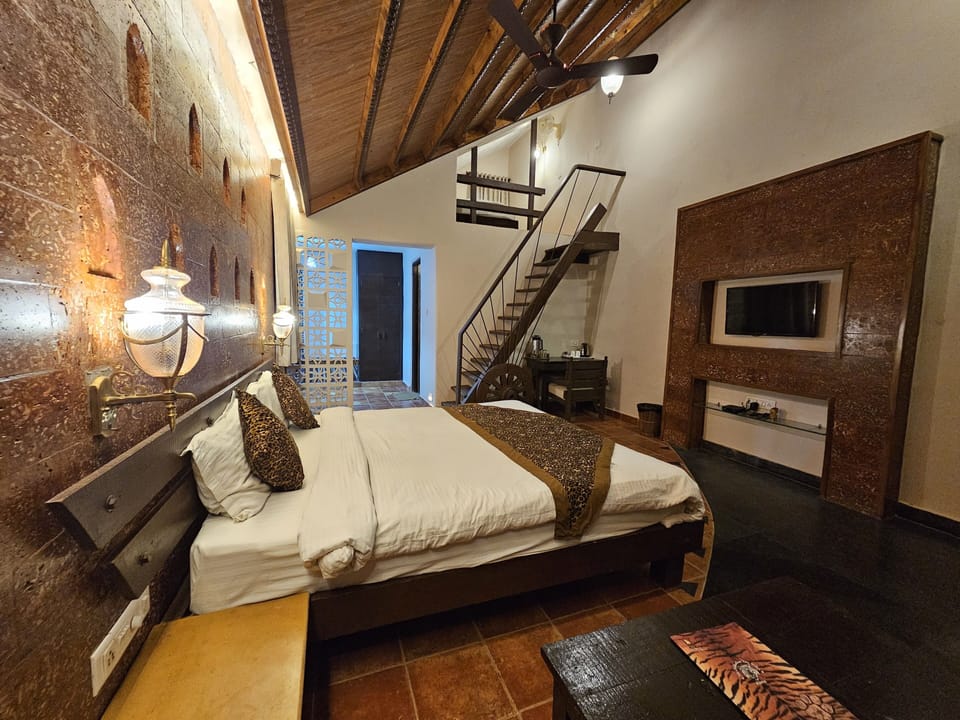 Deluxe Room, 1 King Bed, Smoking, Garden View | 1 bedroom, desk, WiFi (free), bed sheets