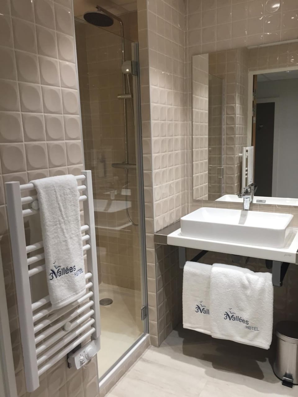 Shower, hair dryer, shampoo, toilet paper