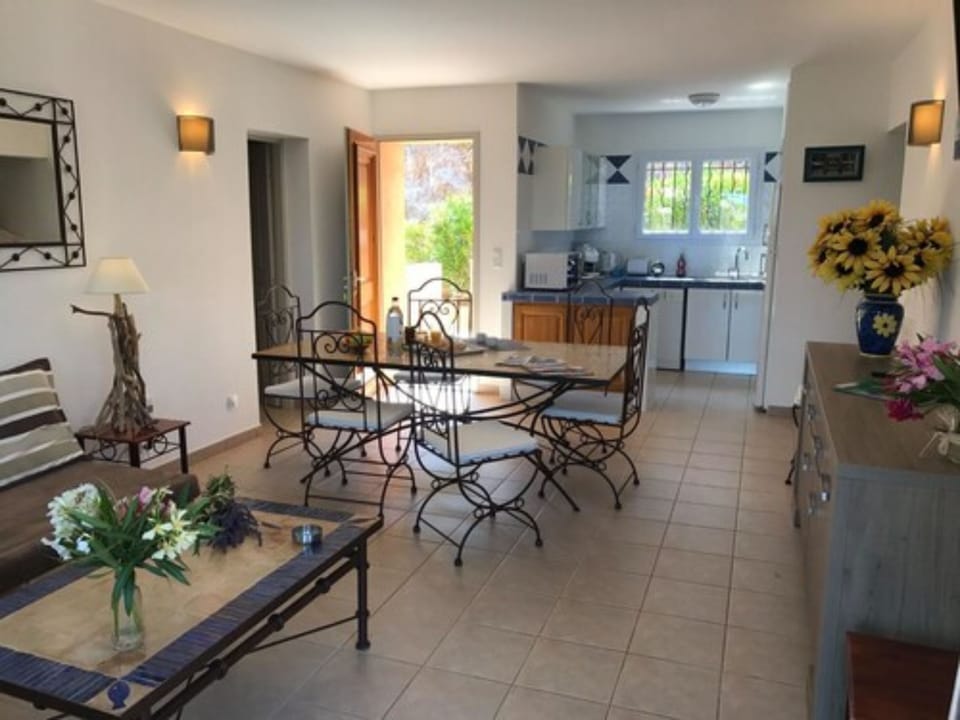Family Villa, 3 Bedrooms, Sea View | Living area