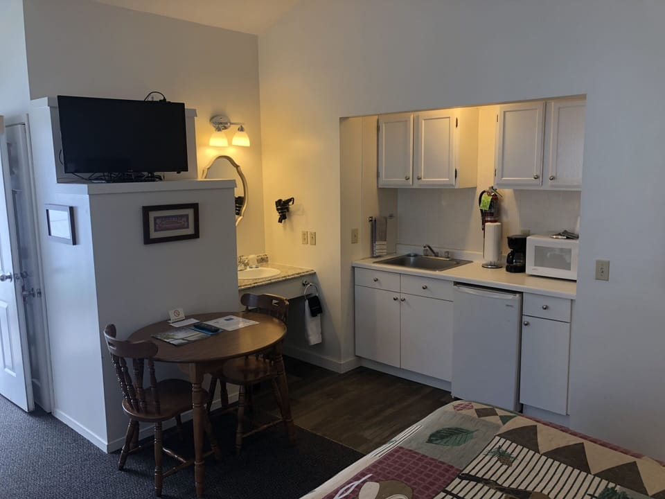 Double Room, Ensuite (Kitchenette, Flr1, NonADA) | Private kitchen | Ice maker
