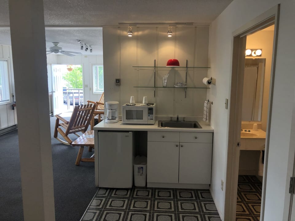 Suite, Ensuite, Lake View (Rm 8A, 1st Floor, Non-ADA) | Private kitchen | Ice maker
