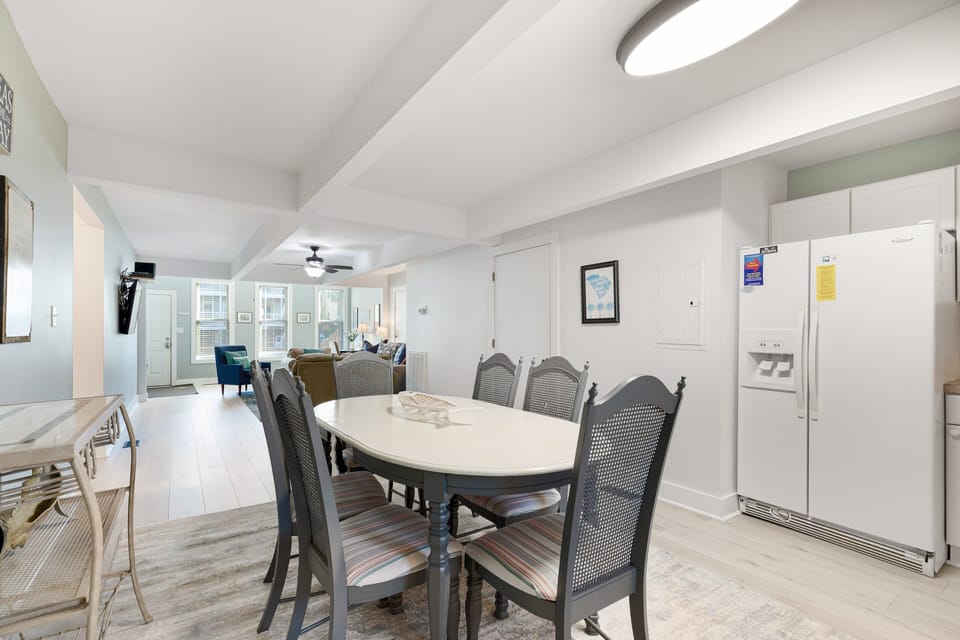 Open dining area for 6