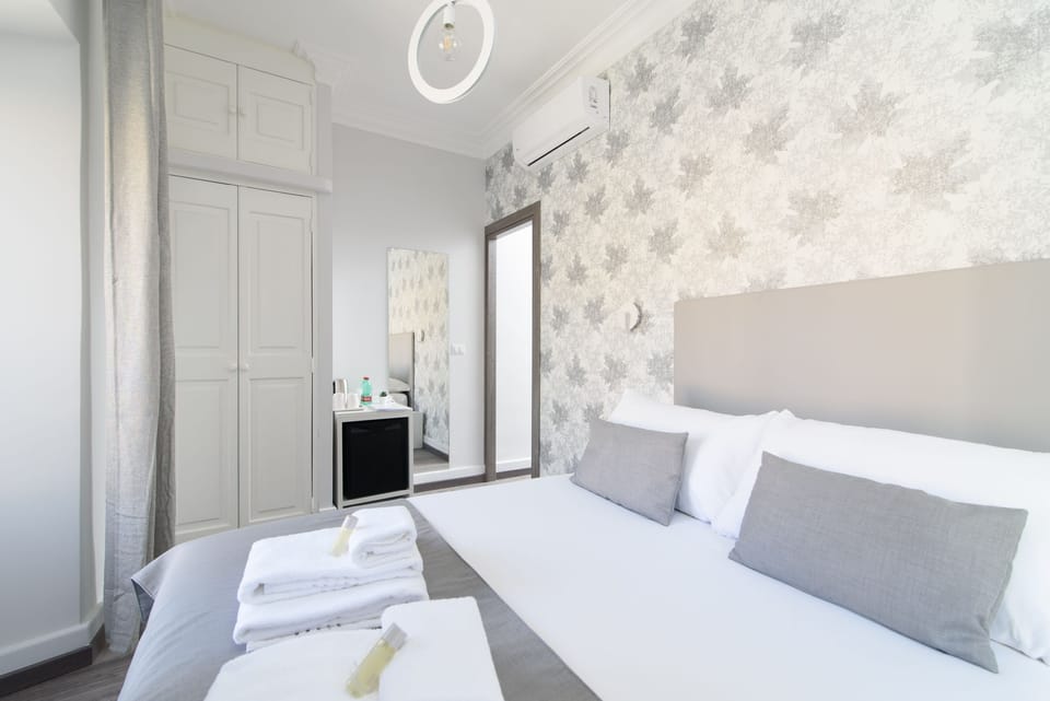 Triple Room | Desk, cribs (free), WiFi (free), bed sheets