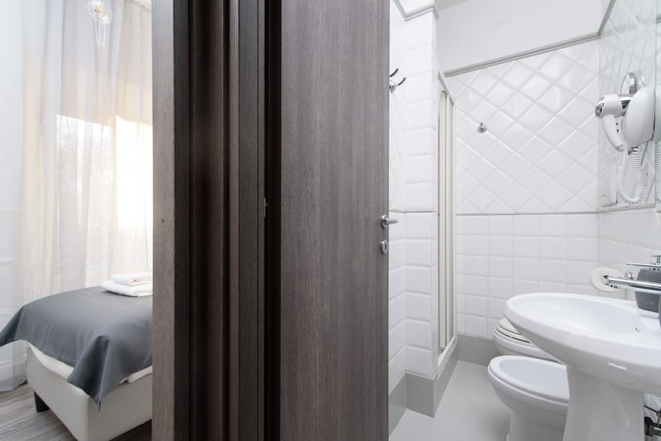 Triple Room | Desk, free cribs/infant beds, free WiFi, bed sheets