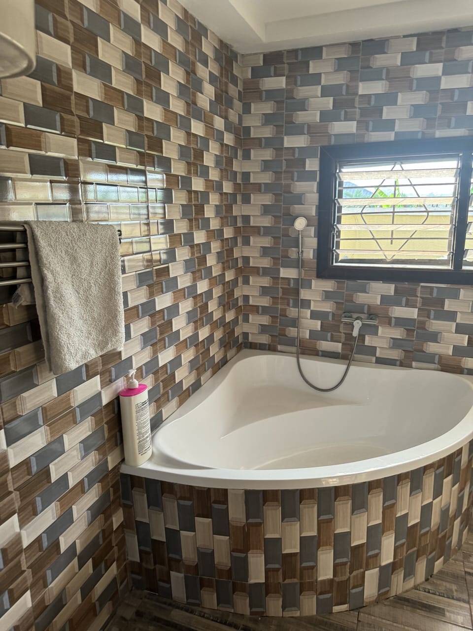 Double Room | Bathroom | Deep soaking tub, rainfall showerhead, free toiletries