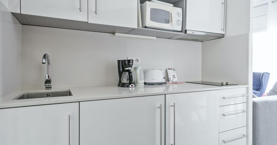 Basic Apartment, 1 Double Bed, Non Smoking | Private kitchen | Full-size fridge, microwave, stovetop, coffee/tea maker