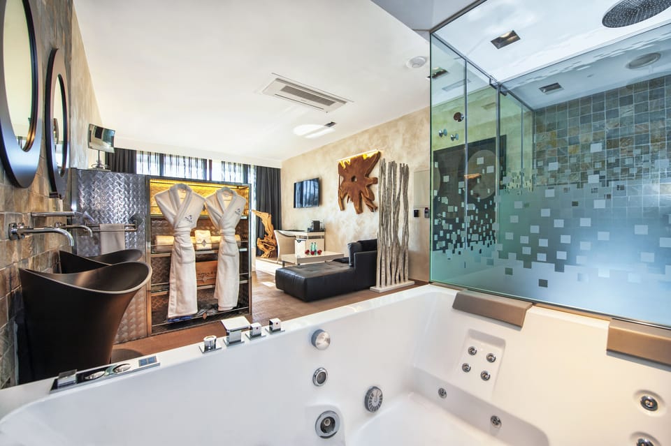 Suite, Jetted Tub | 1 bedroom, premium bedding, minibar, in-room safe