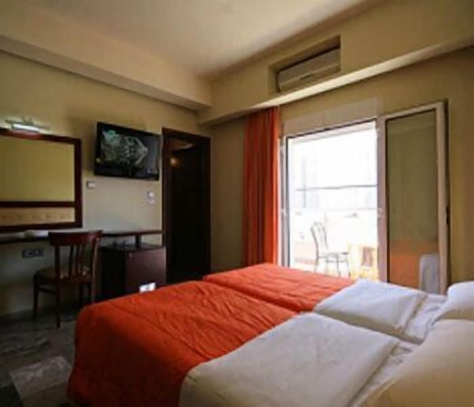 Standard Room | Minibar, in-room safe, free cribs/infant beds, free WiFi