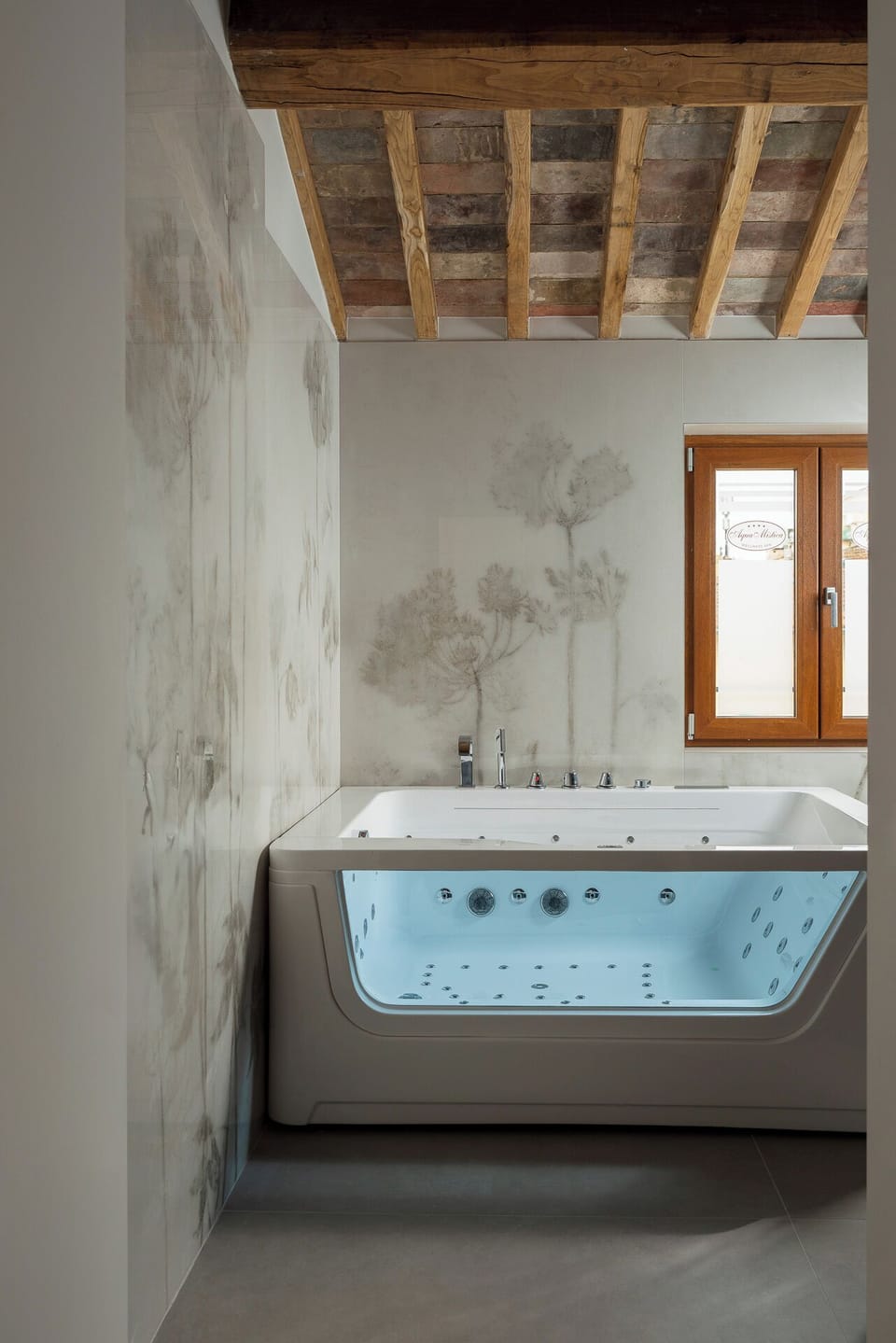 Junior Studio Suite | Bathroom | Hair dryer, bidet, towels, soap