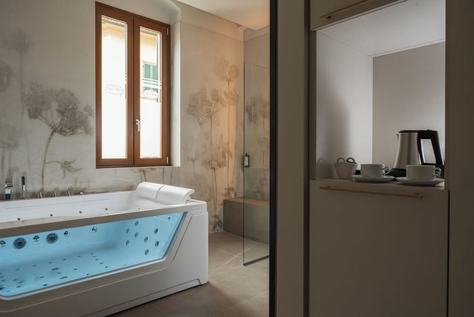 Junior Studio Suite | Bathroom | Hair dryer, bidet, towels, soap