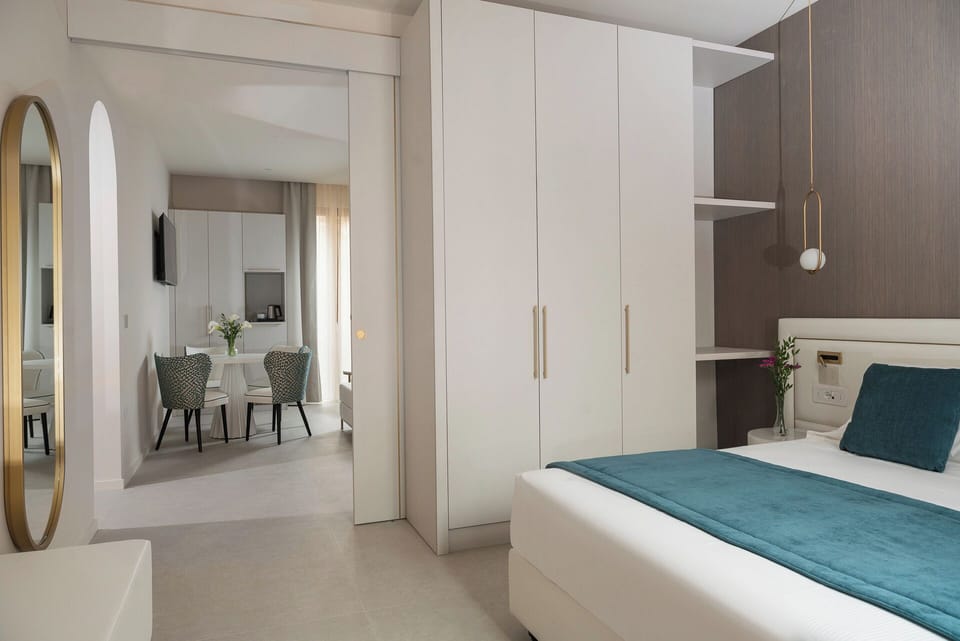 Deluxe suite with Jacuzzi | Premium bedding, minibar, in-room safe, desk