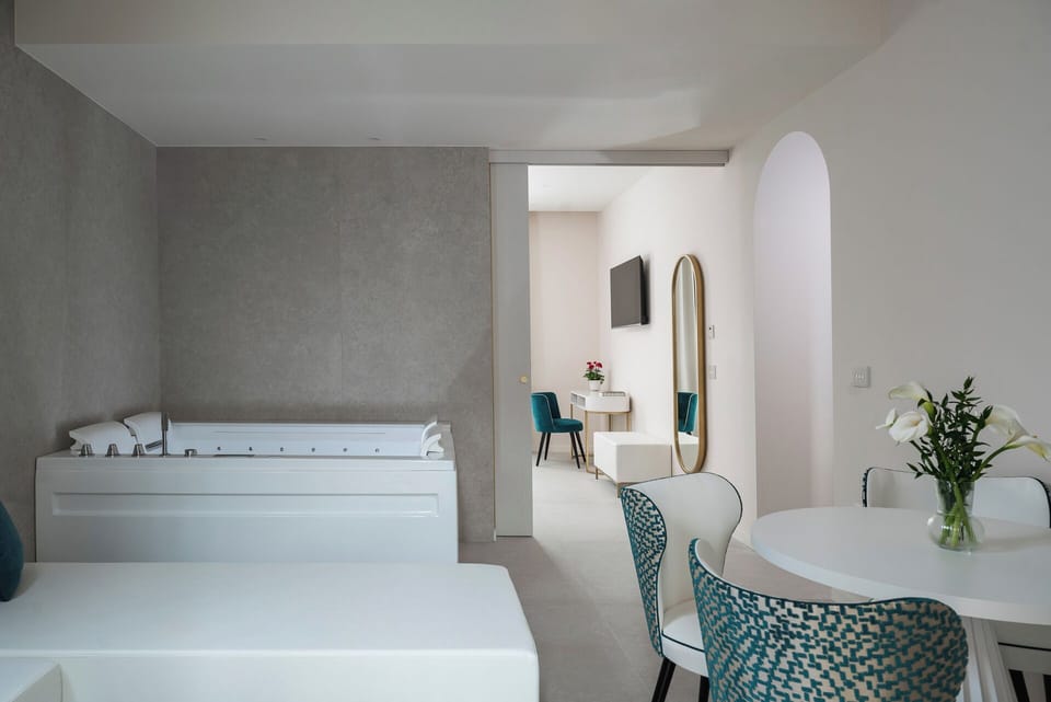 Deluxe suite with Jacuzzi | Living area | 50-inch Smart TV with satellite channels