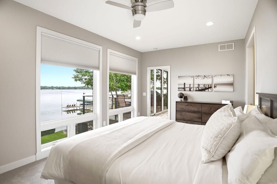 Lakefront Luxury House in Mound