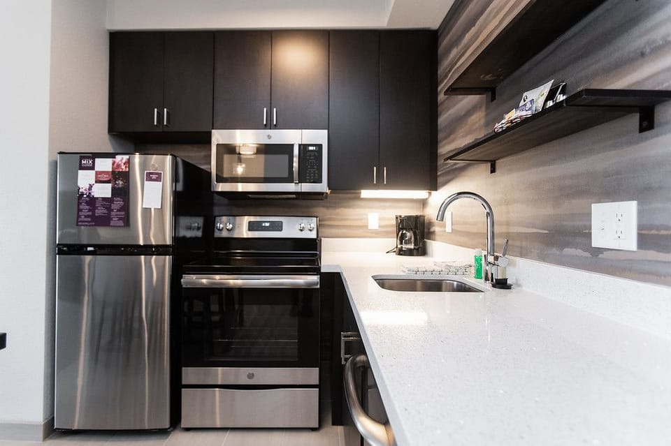 Full-size fridge, microwave, oven, stovetop