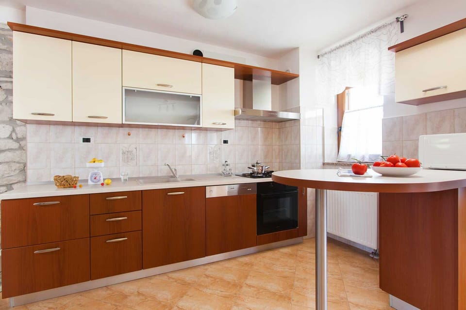 Modern, fully equipped kitchen