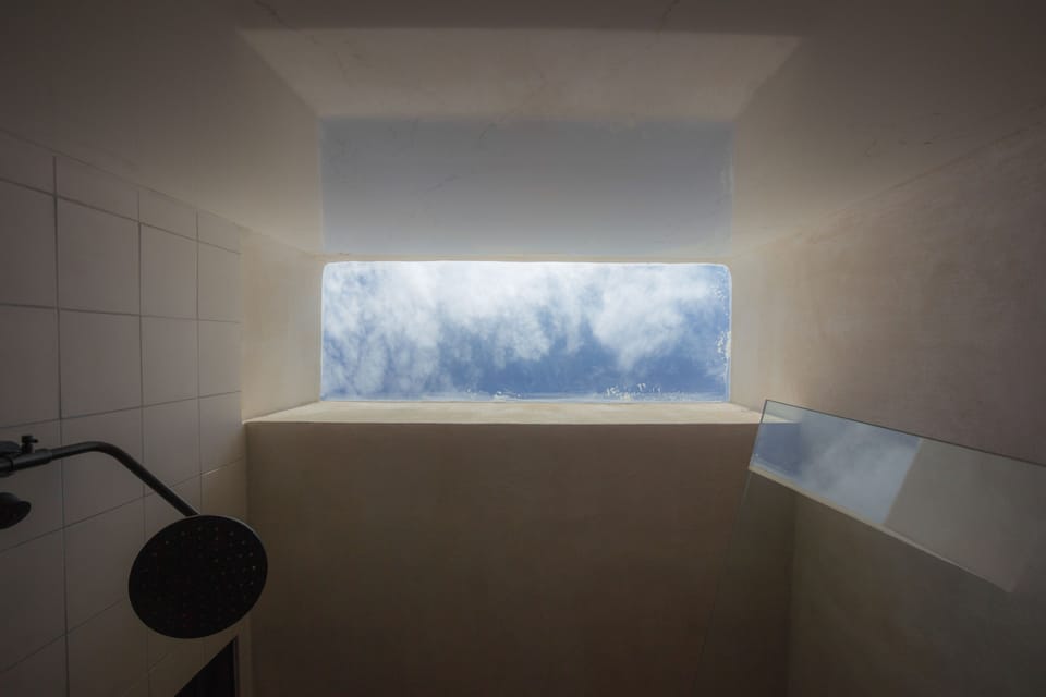 Shower, rainfall showerhead, free toiletries, hair dryer