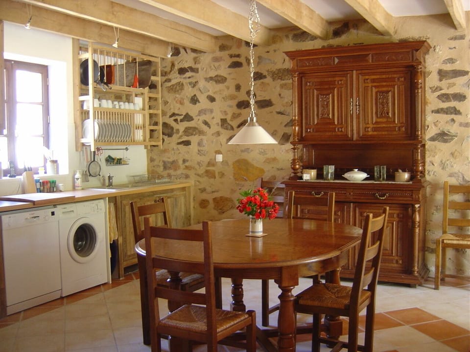 fully equipped kitchen and dining room