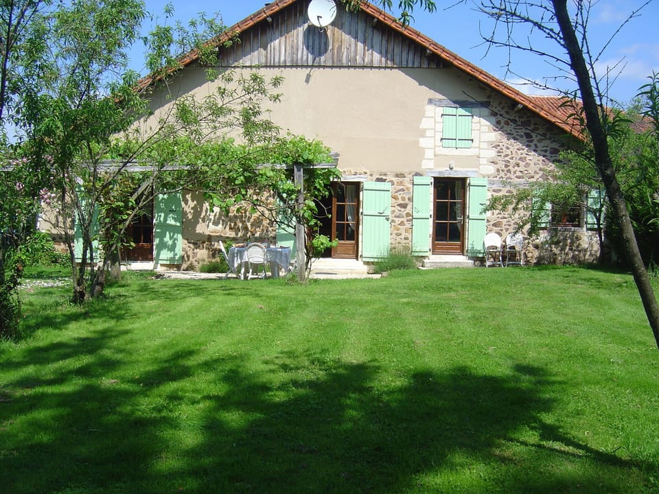 freestanding Gite in private garden with Peach Trees
