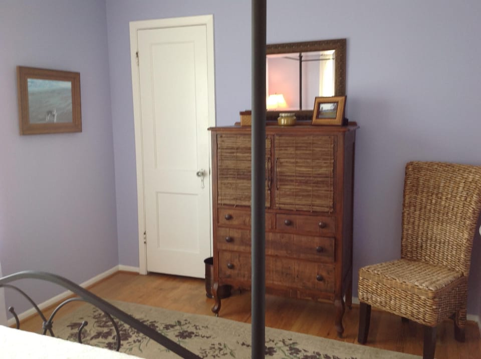 bedroom 1 TV cabinet