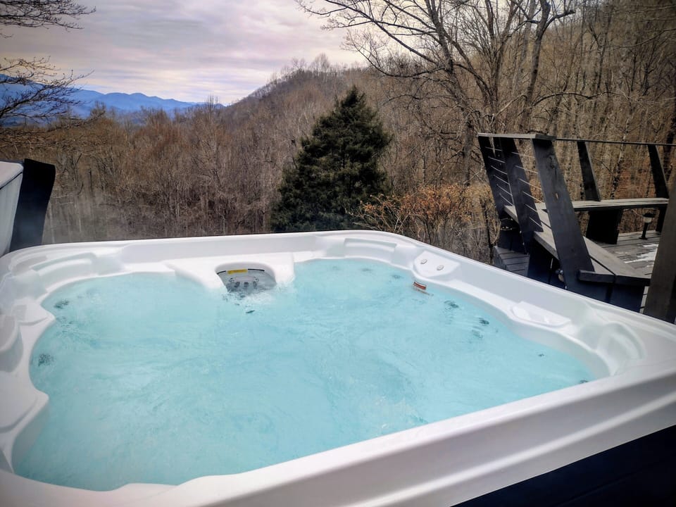 Hot tub with mountain view ! 