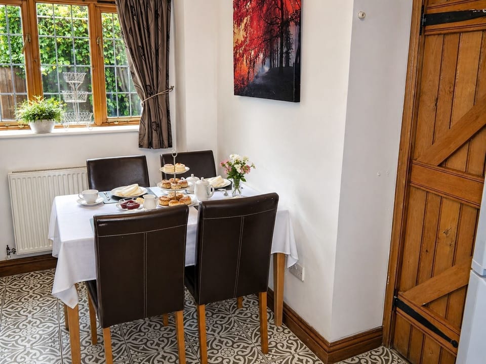 House, 2 Bedrooms | In-room dining