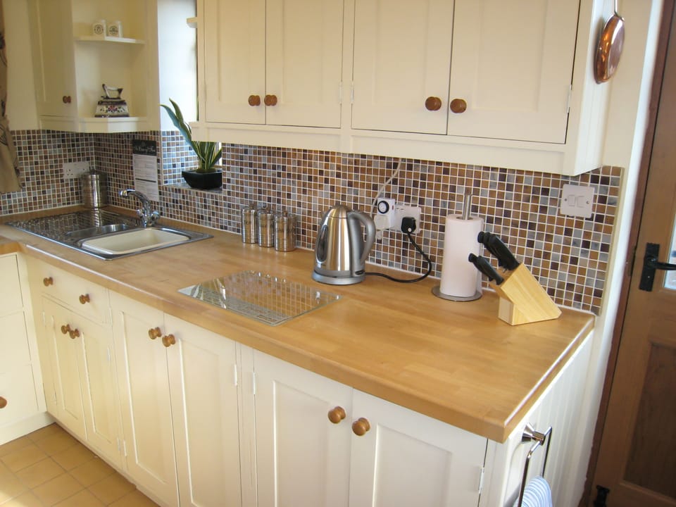 House, 2 Bedrooms | Private kitchen | Full-size fridge, microwave, oven, stovetop
