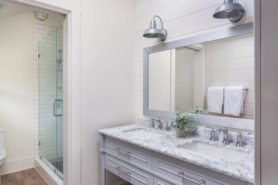 Luxury Studio Suite, Multiple Beds (Upstairs with 1 King Bed& 2 Twin Beds) | Bathroom | Shower, rainfall showerhead, designer toiletries, hair dryer