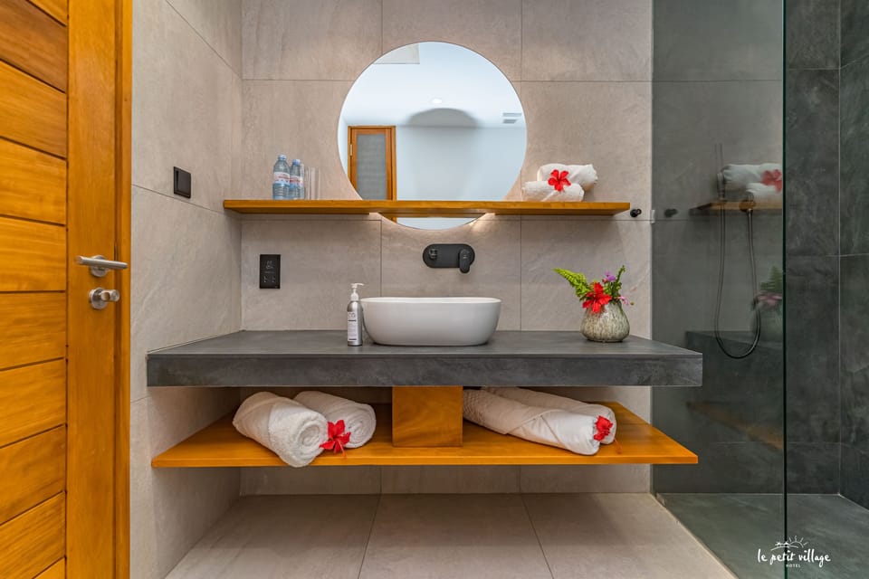 Business Double Room, 1 Bedroom, Balcony, City View | Bathroom | Shower, rainfall showerhead, free toiletries, bathrobes