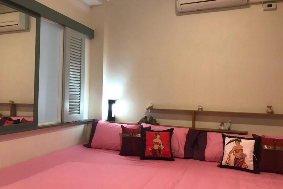 Soundproofing, free WiFi, bed sheets