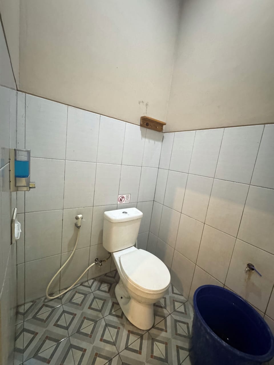 Standard Room, 1 Queen Bed (With AC) | Bathroom | Shower, free toiletries