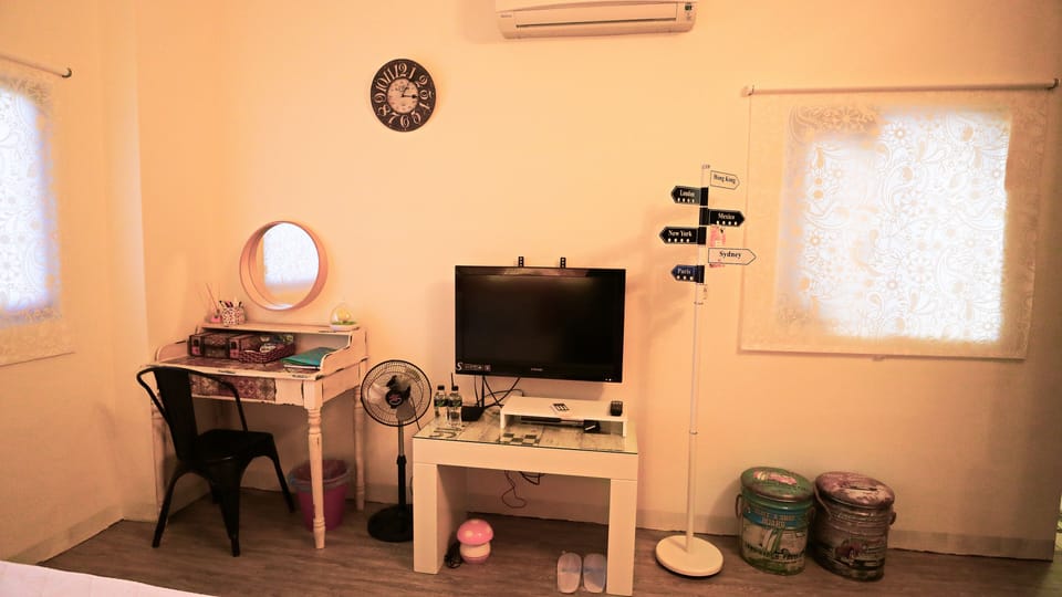 Honeymoon Room, 1 Queen Bed, Non Smoking | Desk, blackout drapes, free WiFi, bed sheets