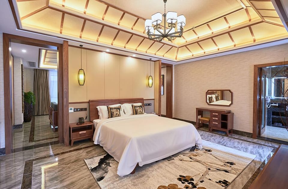 Deluxe Suite | Hypo-allergenic bedding, down comforters, memory foam beds, free minibar