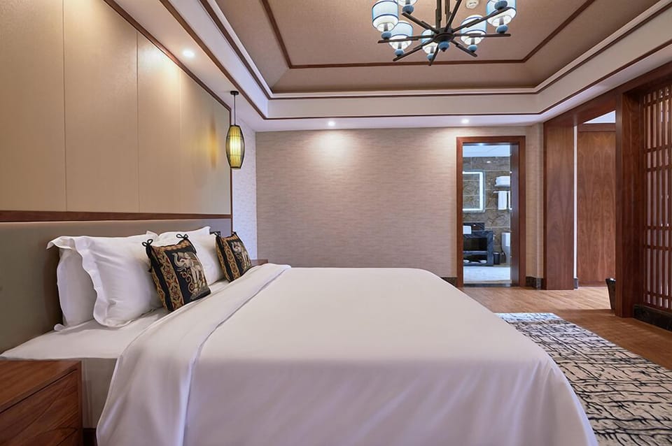Deluxe Suite | Hypo-allergenic bedding, down comforters, memory foam beds, free minibar