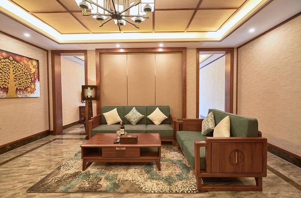 Deluxe Suite | Living area | TV