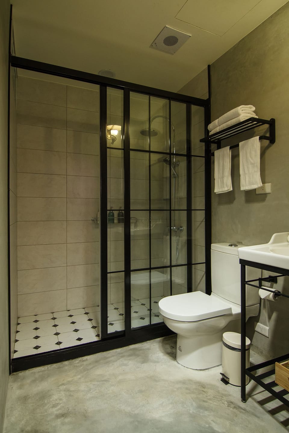 Shower, rainfall showerhead, free toiletries, hair dryer