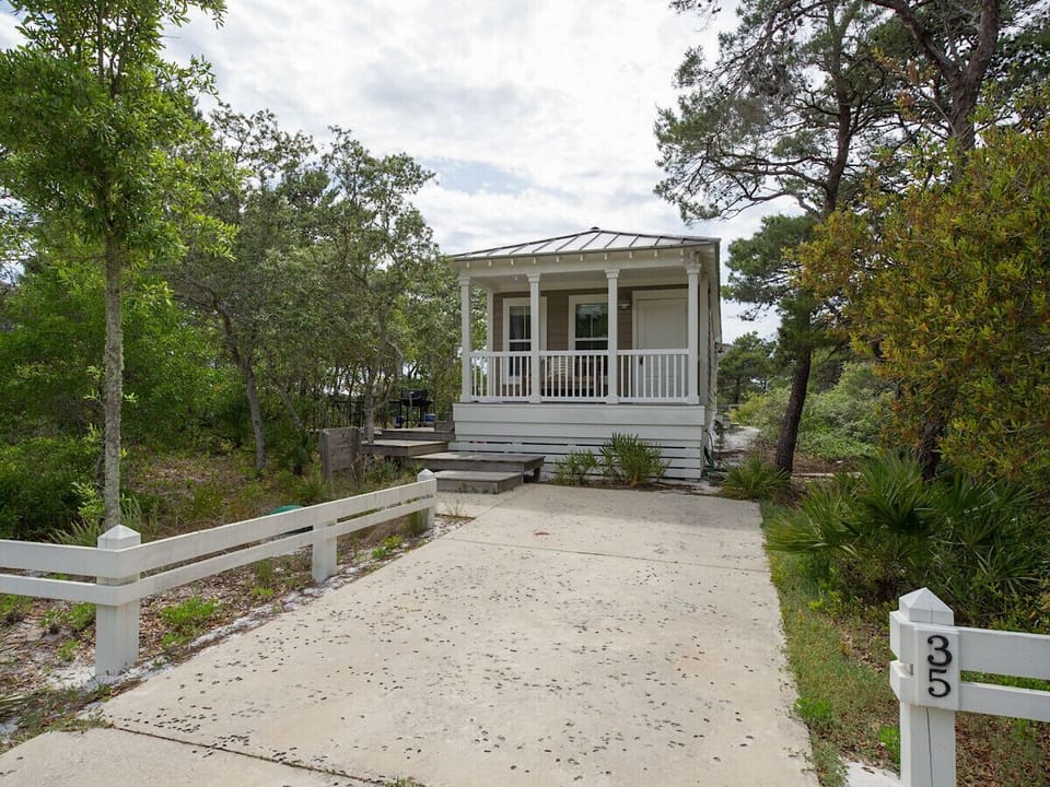 Bella Natura means surrounded by nature. This quaint cottage is just that!