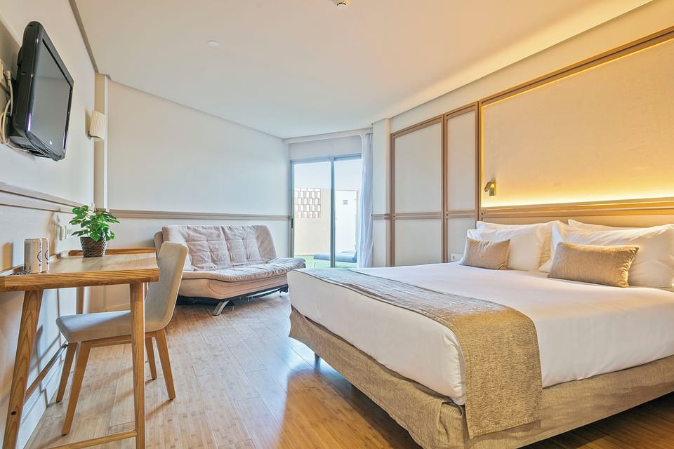 Premium Room | 1 bedroom, minibar, in-room safe, desk