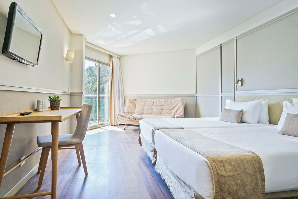 Premium Room | 1 bedroom, minibar, in-room safe, desk