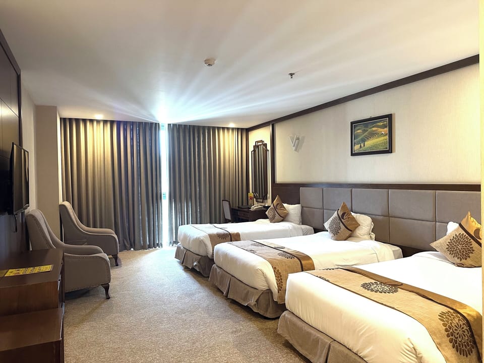 Deluxe Triple Room, Bathtub | Minibar, in-room safe, desk, blackout drapes