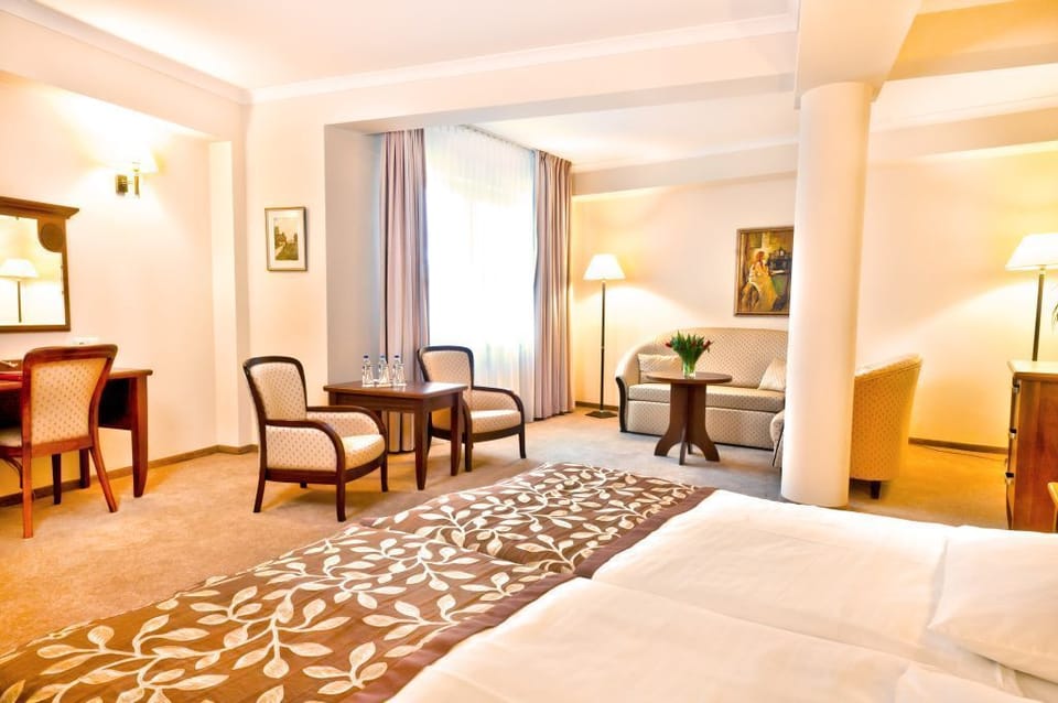 Deluxe Double or Twin Room | Minibar, in-room safe, desk, cribs/infant beds