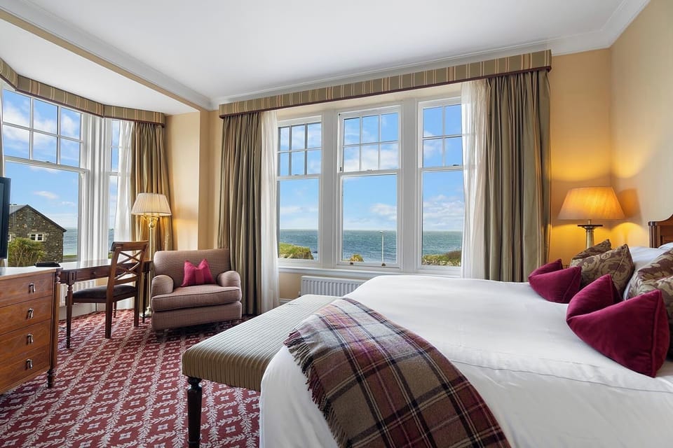 Suite | Egyptian cotton sheets, hypo-allergenic bedding, in-room safe, desk