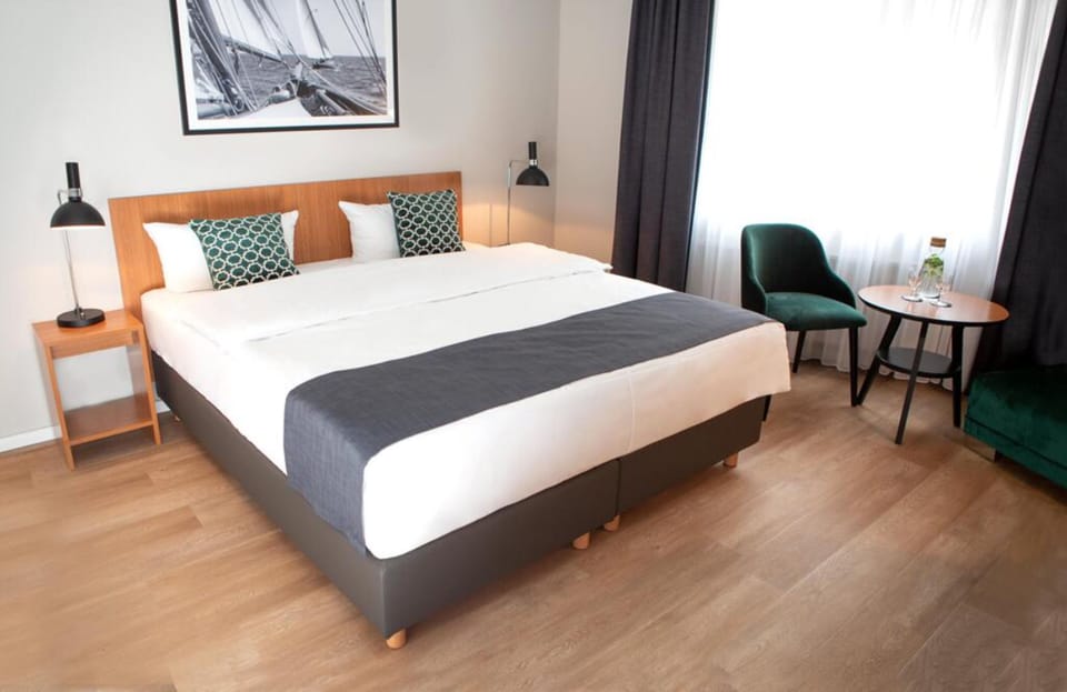 Standard Double Room, Non Smoking | Living area | 32-inch flat-screen TV with cable channels, TV
