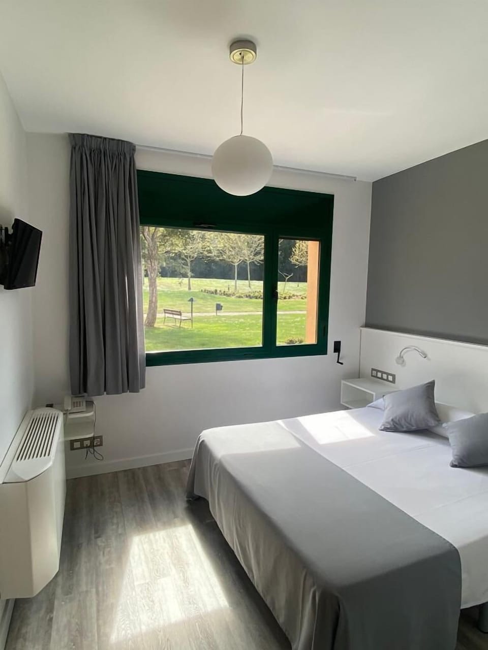 Double Room | Premium bedding, iron/ironing board (on request), WiFi (free)