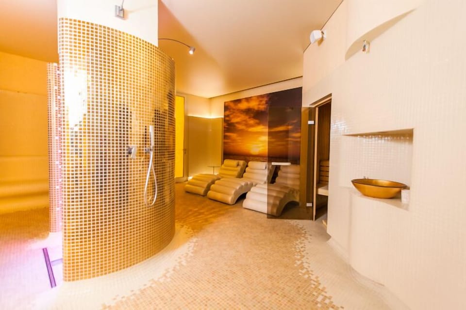 Couples treatment rooms, body treatments, body scrubs, facials, massages