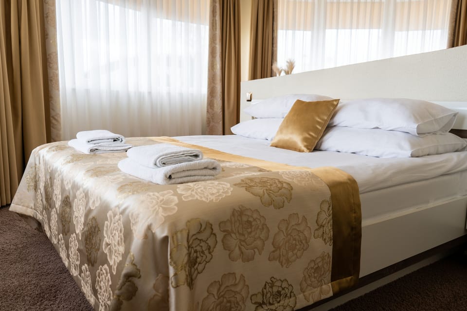 Apartment | Hypo-allergenic bedding, in-room safe, desk, iron/ironing board